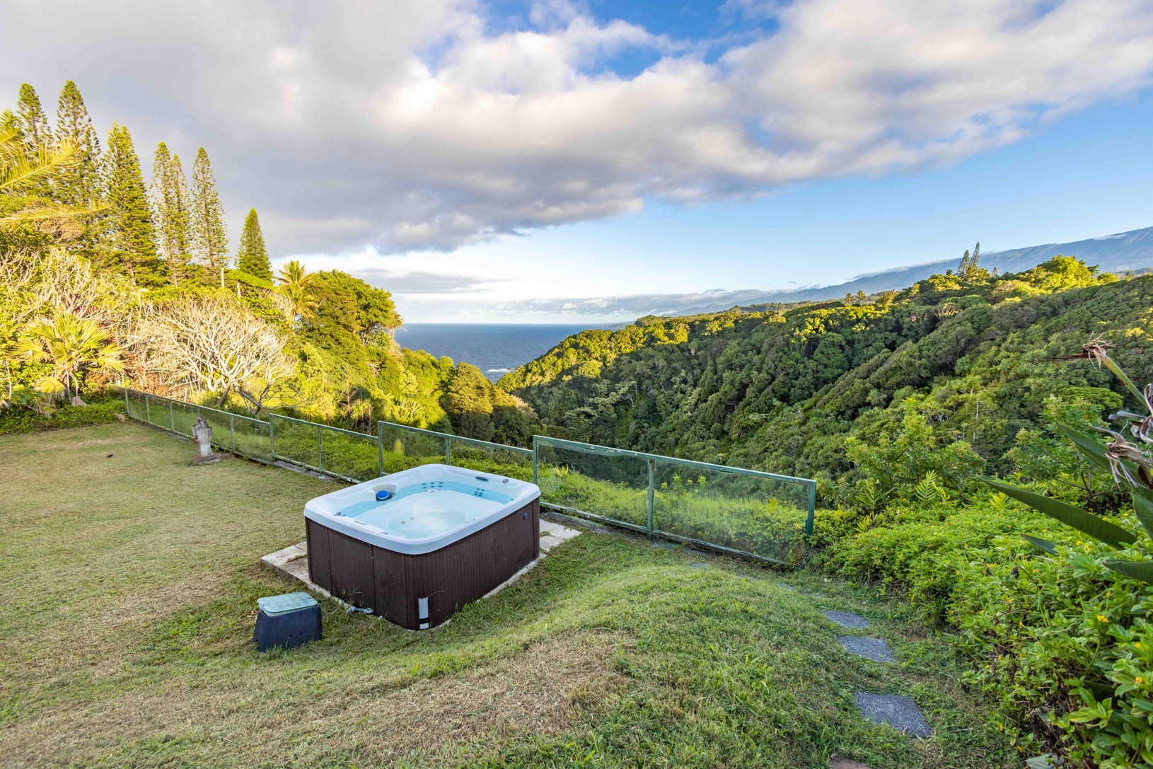 The Villa: Large sized lawn by the cliff with hot tub overlooking the pacific ocean